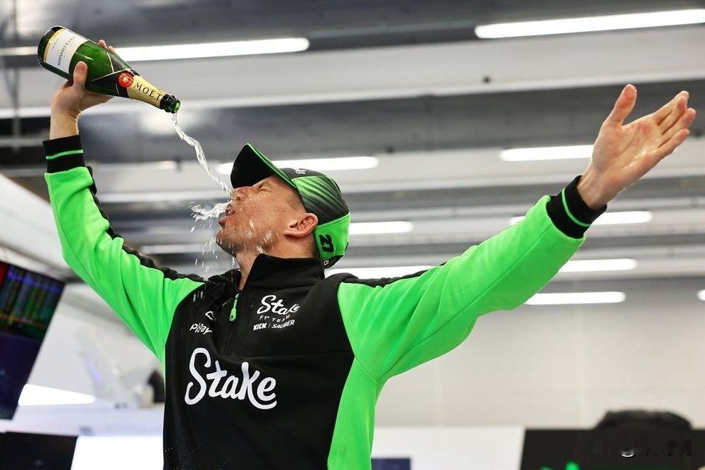 尼科·霍肯伯格（NicoHülkenberg）是德国职业赛车手，目前在202