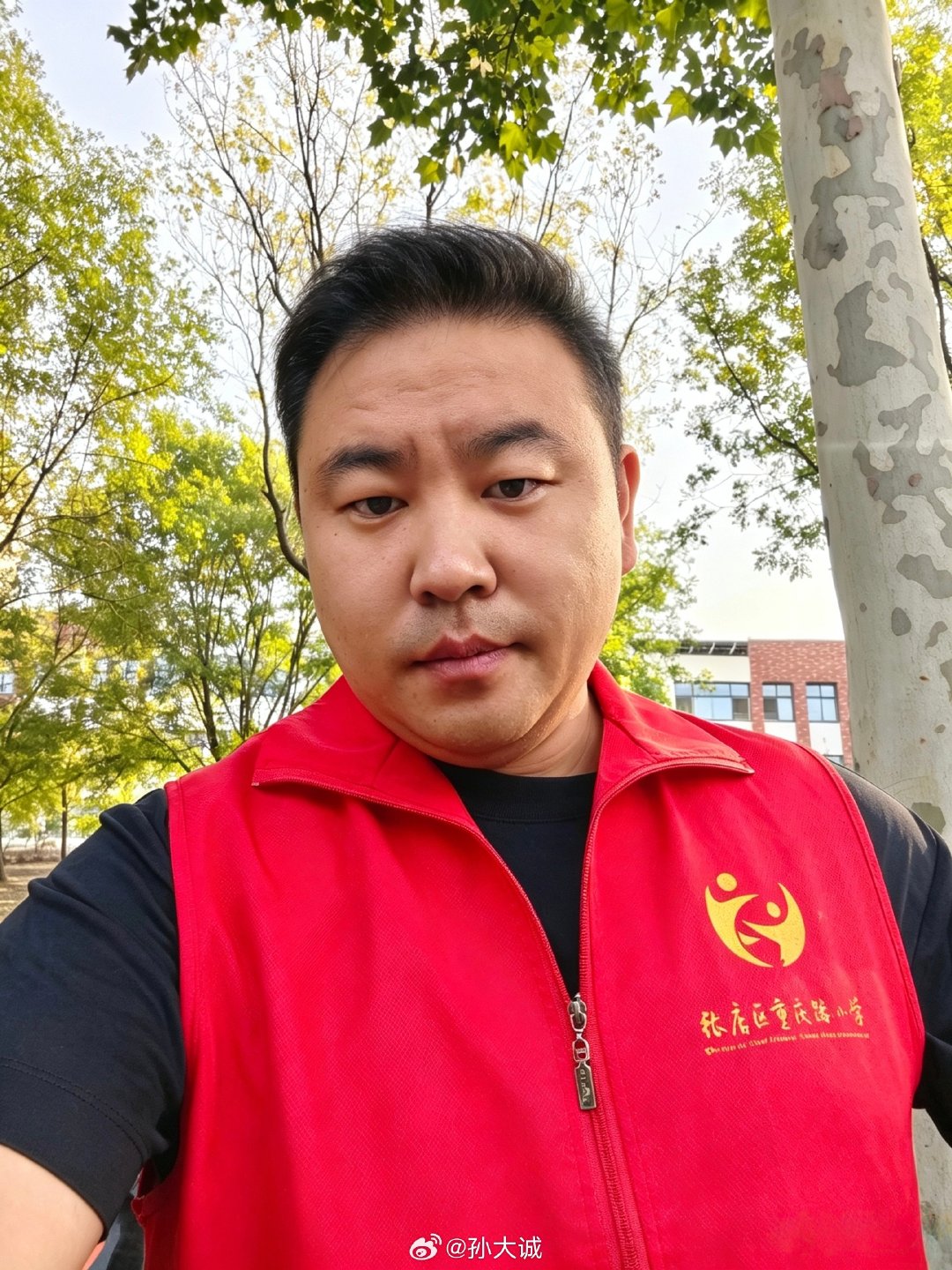又到了咱上护学岗的日子了一学期才轮一次，必须到位！其实保安、老师、交警都各司其职护学岗的我还真有点找