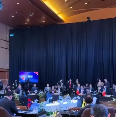 中方未收到邀请，主动介入泰柬冲突谈判在近期的泰柬冲突谈判中，柬埔寨公开邀请了特