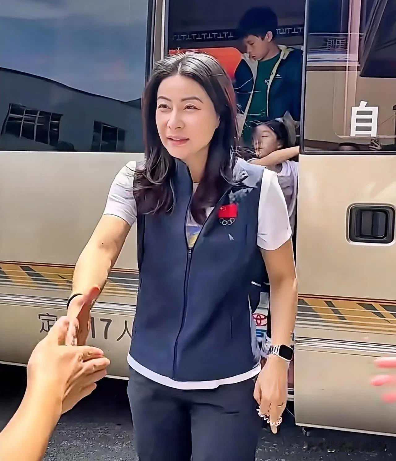 郭晶晶带孩子去贵州，大方出镜不遮掩，两女儿真漂亮！近日，郭晶晶和霍启刚带着三