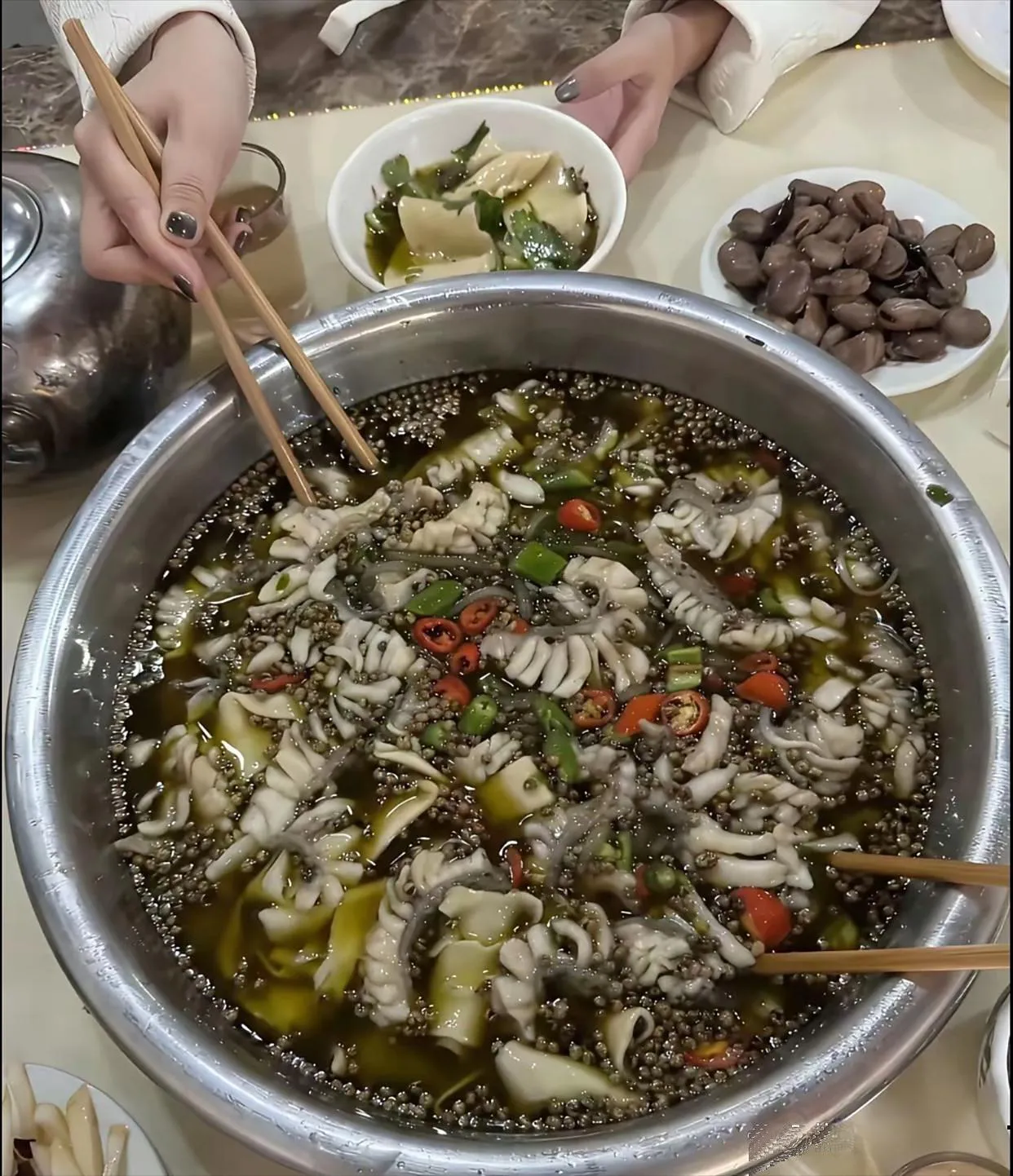 这是哪个地方的特色美食佳肴？叫啥呀，太有食欲了