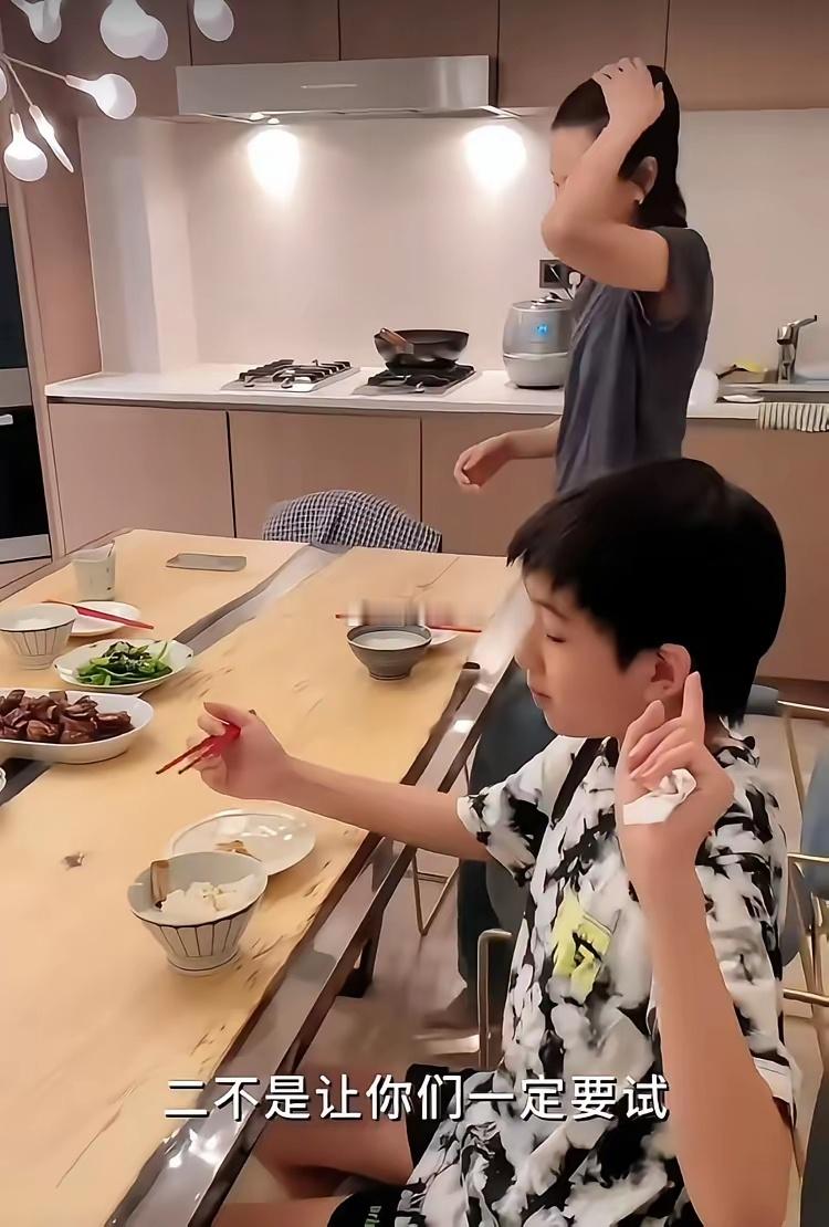 为什么董洁家里的桌子有这么大的缝隙呀？！​​​