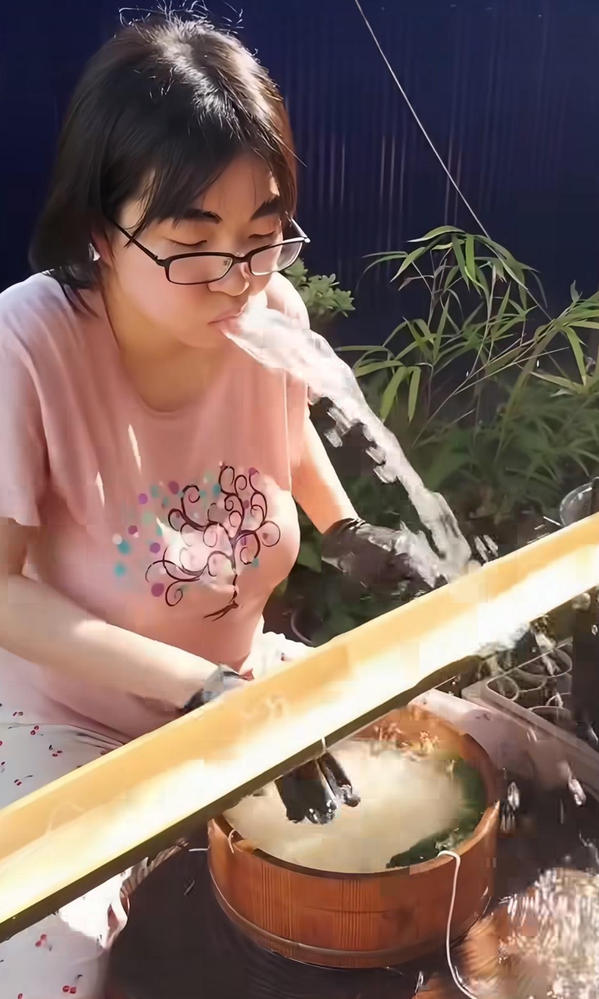 日本的流水素面，也叫“口水面”员工在前面用嘴巴咬住水管，然后让水流到竹筒里，用