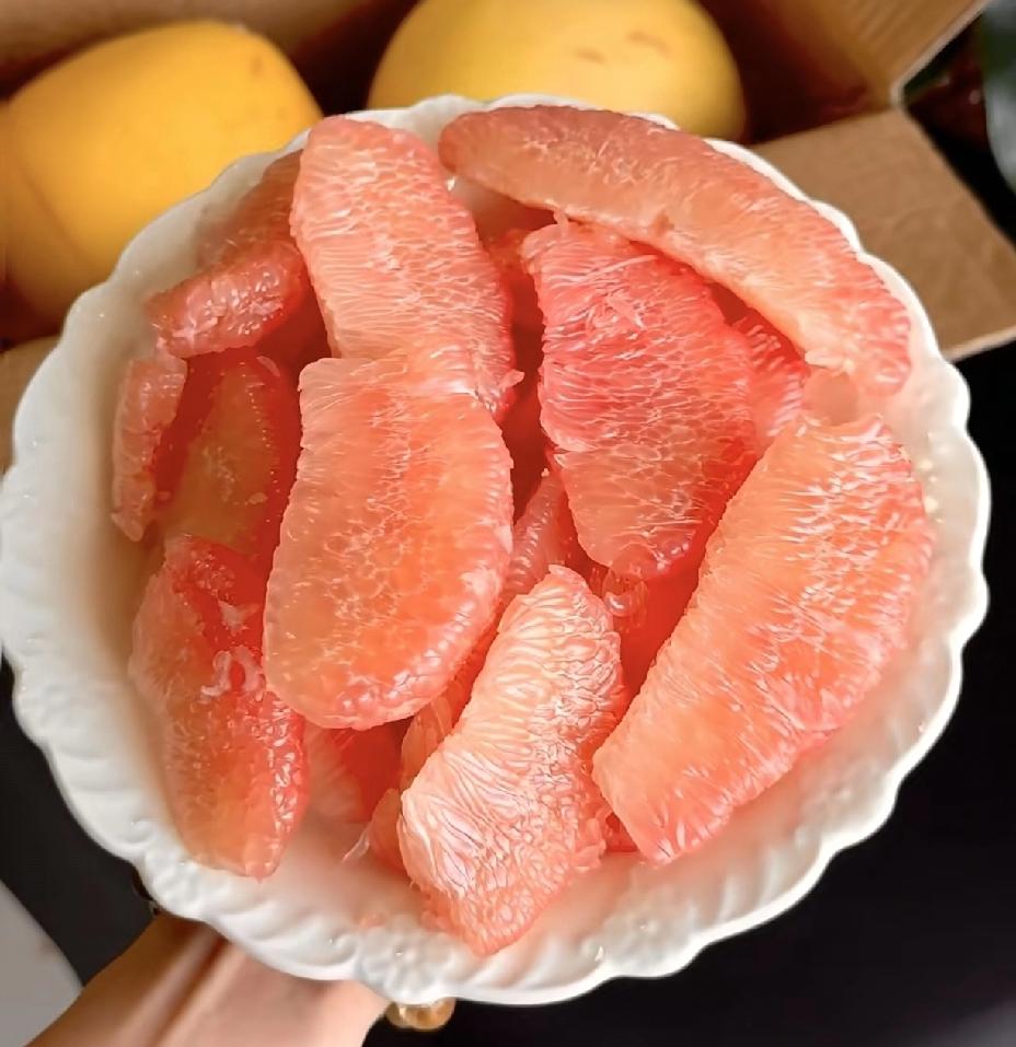 中秋适合吃的10种食物：1、柚子别一次吃半个，几瓣就够了。中秋前后正是柚子上