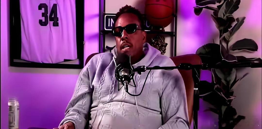 狂赚近70亿美金就翻脸？皮尔斯一句话，戳穿了湖人老板珍妮巴斯的心思。2018年勒