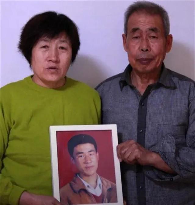1996年真实发生的呼格吉勒图案。他听到女厕所有动静，跑去报了警。结果警方的推理