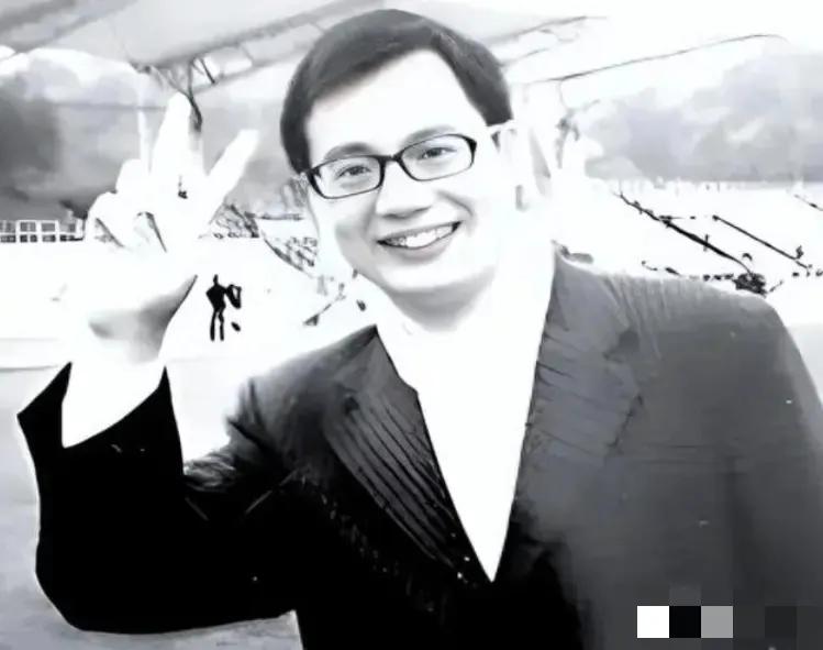 华中科技大学一名在读医学博士，在11天内连续捐精5次后突然猝死。父亲无法接受儿子