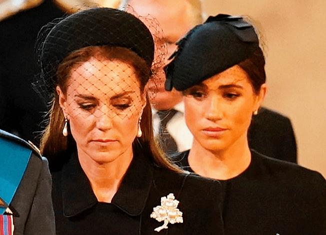 梅根和伊丽莎白二世约定，嫁入王室后不再拍戏，8年后她重返娱乐圈。哈里王子和