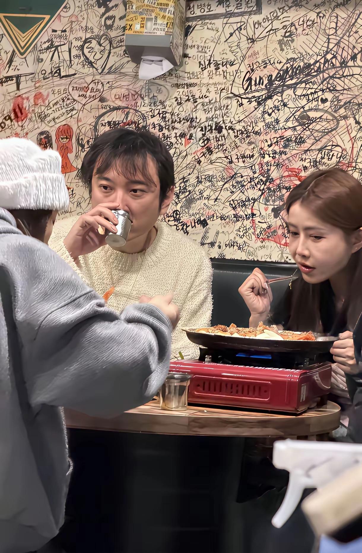 真不敢认，王思聪现在看着像阳气快被吸完，半分年轻人的精气神都没了。最近在韩