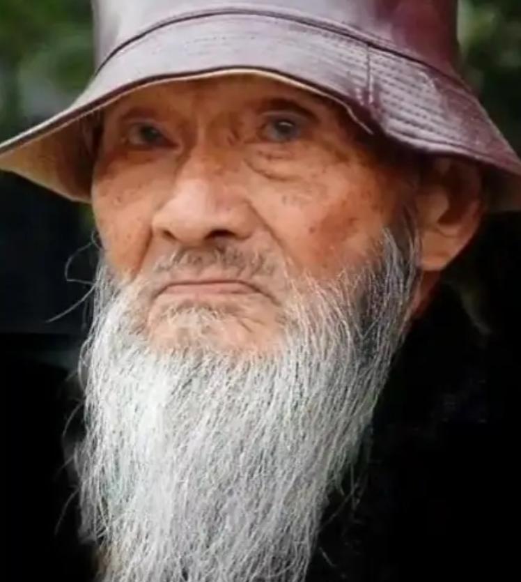 1995年，“中国长寿之王”龚来发去世，终身未娶活到133岁，匪夷所思的是，他有