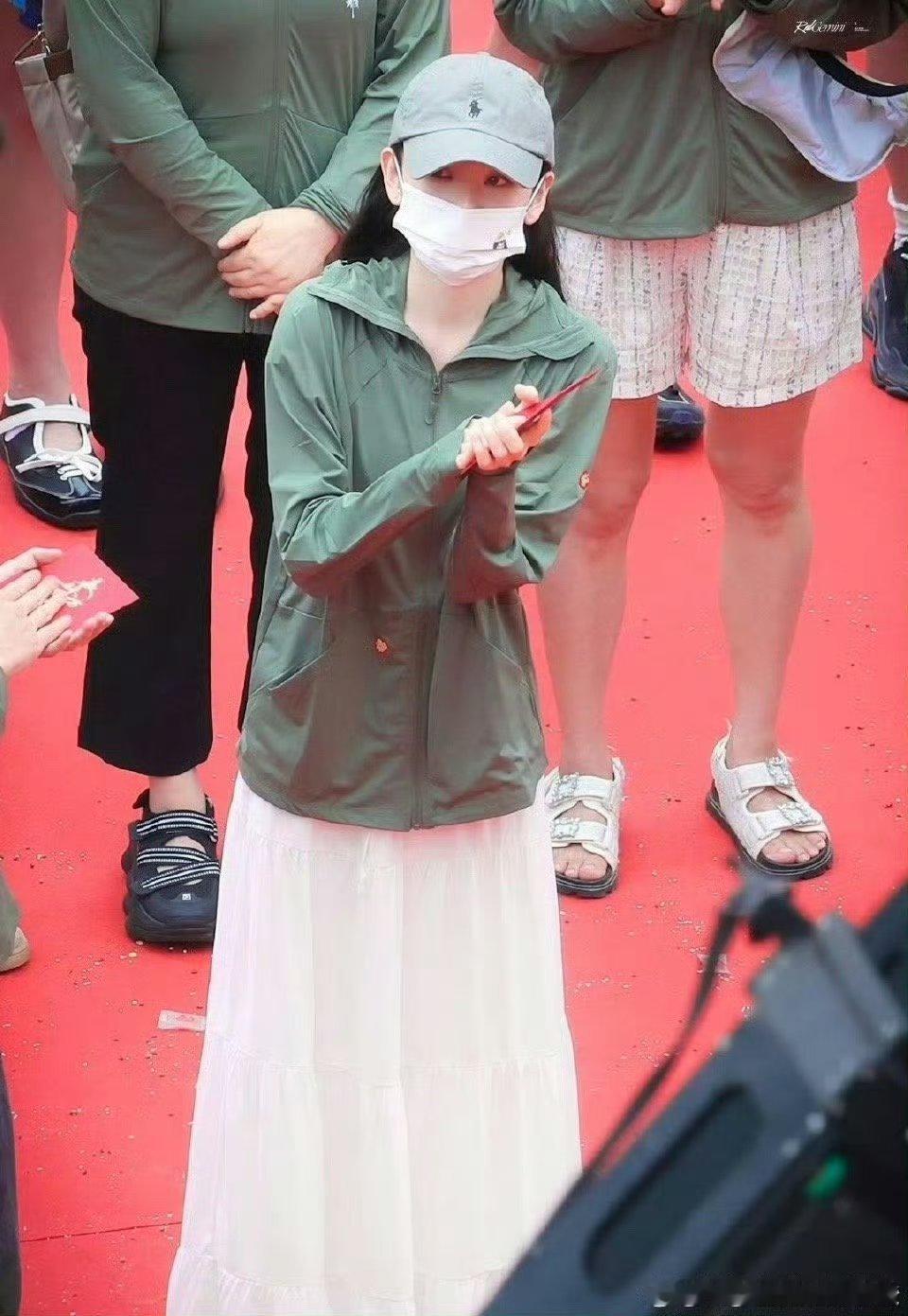 宋祖儿瘦成纸片人了宋祖儿真的好瘦啊之前刷到她机场视频腿上都没啥肉了[哭哭]
