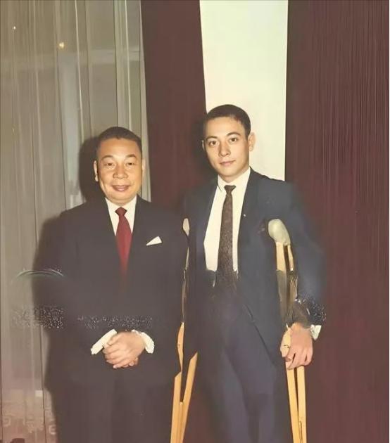 1970年，蒋经国和拄拐的长子蒋孝文的合影，蒋孝文拄拐不是因为他受伤，而是他的身