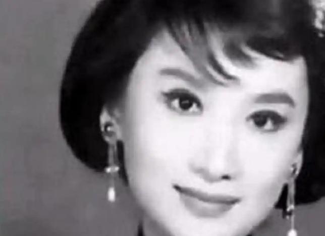 1940年，地下党康乃尔正在茶楼打牌，一军统美女突然拍了拍他的肩膀，对他说：“你