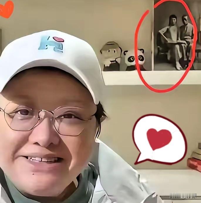 这瓜真是越吃越有意思！韩红家里摆谁的照片不好，偏偏摆了溥仪的，这事儿一出来，