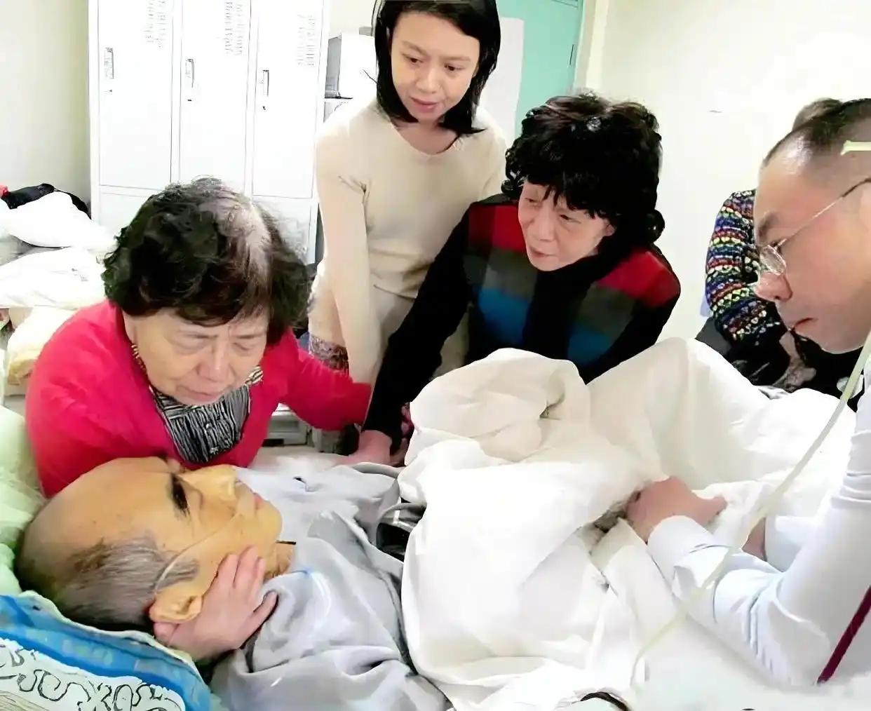 临终关怀：那年，著名乒乓国手庄则栋到了生命最后的时候，夫人佐佐木敦子抱着他的头，