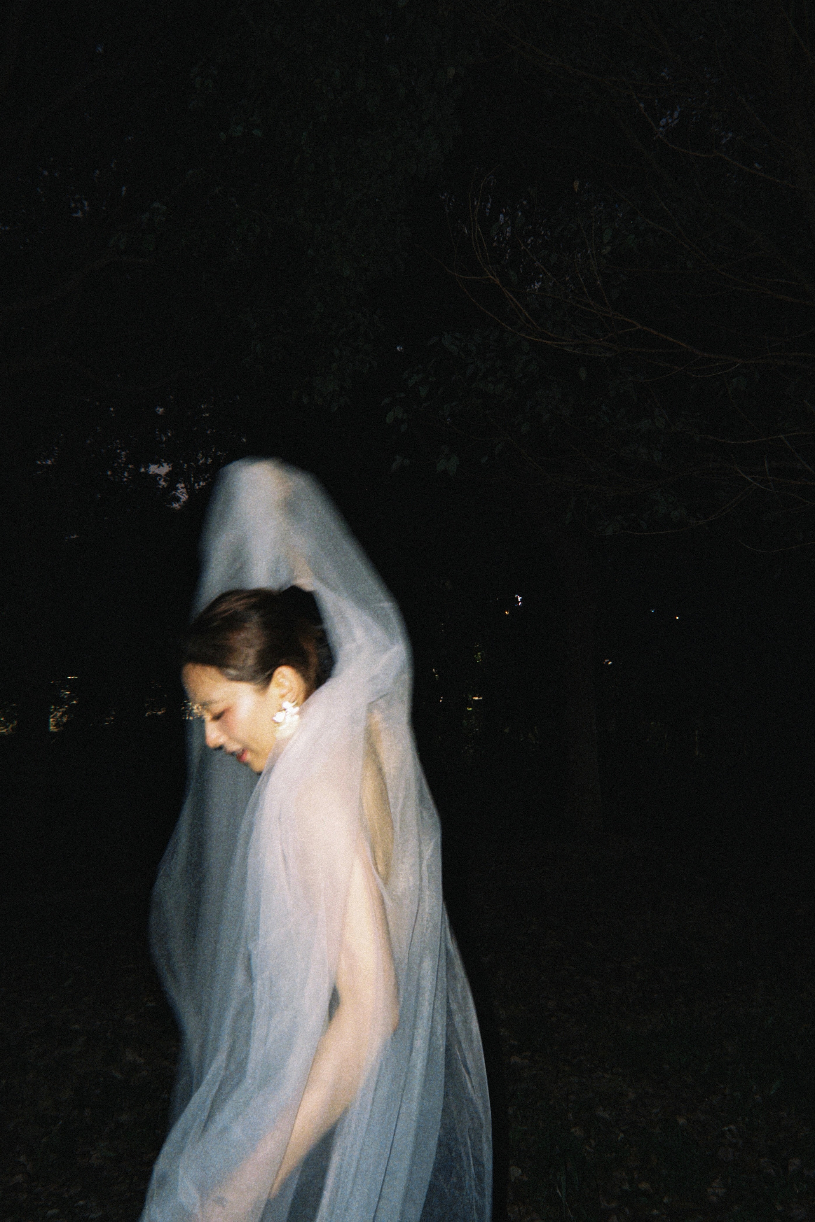 很喜欢这种糊糊的昏昏的不清不楚的照片氛围感觉更真实自然了呀（还以为晚上拍照会不好