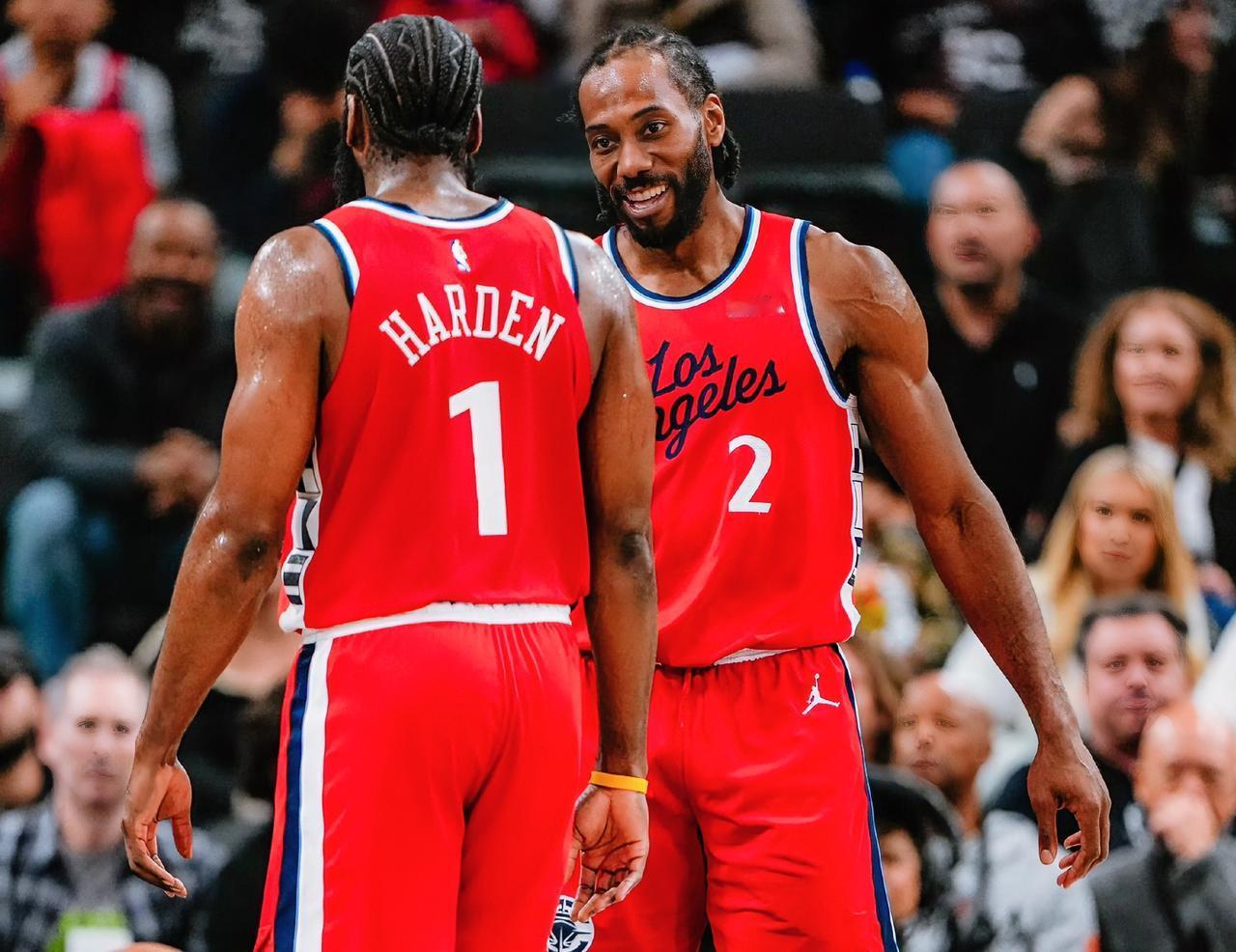 哈登：卡子哥，快船这赛季玩得挺刺激啊？开始3胜2负，接着3胜19负，现在附加赛？