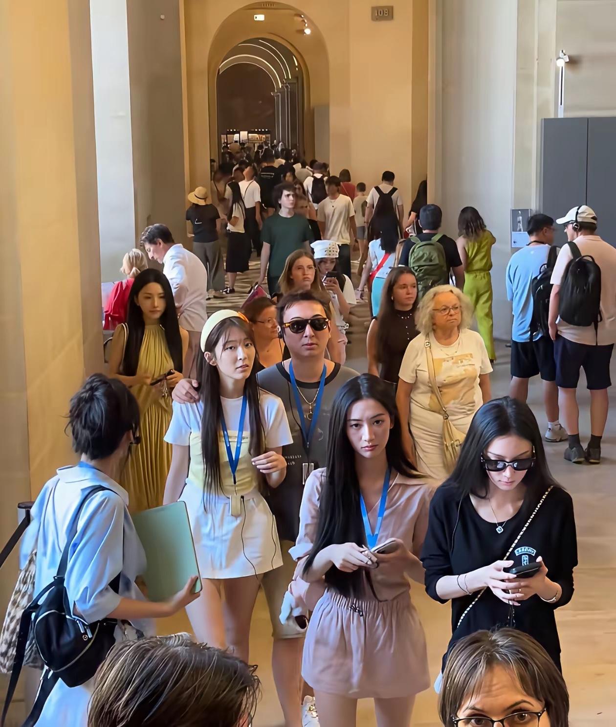 王思聪又换女友！消失好久的王思聪，居然在巴黎卢浮宫的人堆里被游客逮到了！一身最