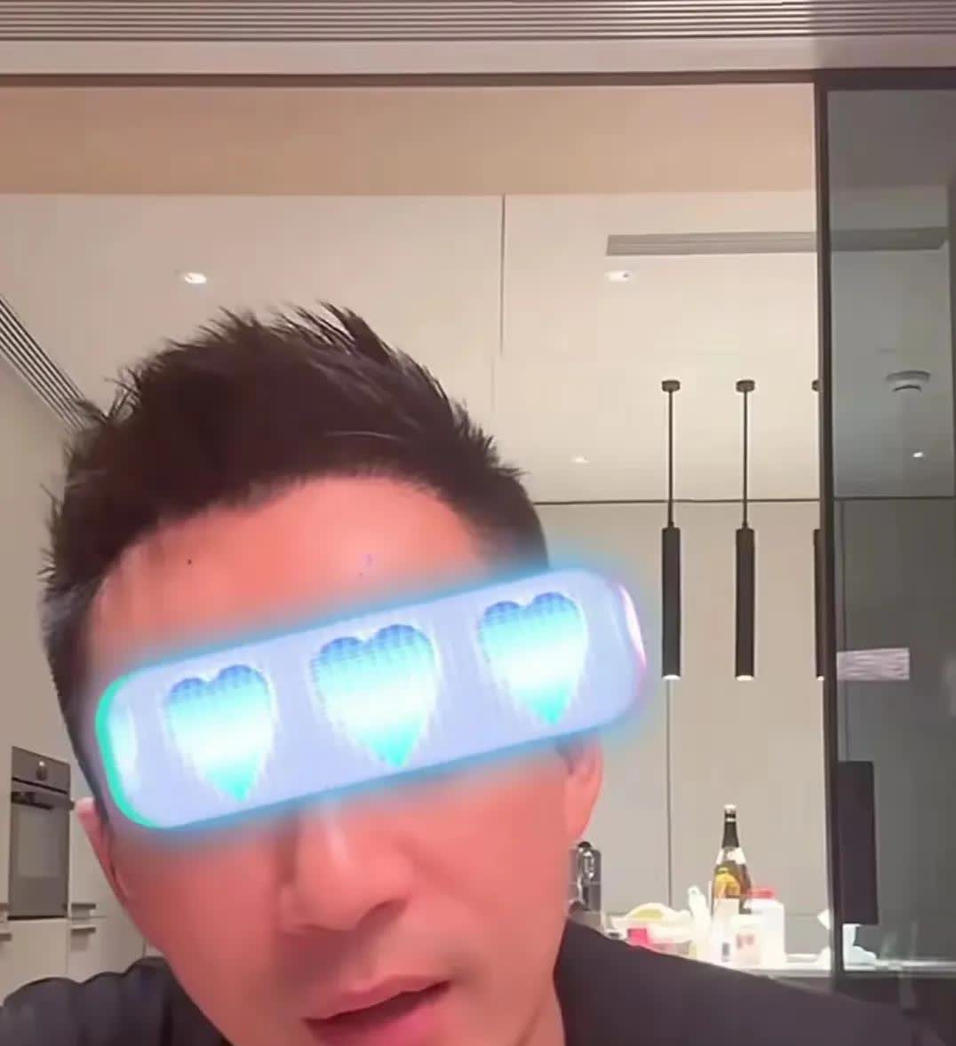 小汪总直播带货，很多粉丝宝宝刷屏问：今天怎么就是你一个人直播呢？平时都是老婆一起