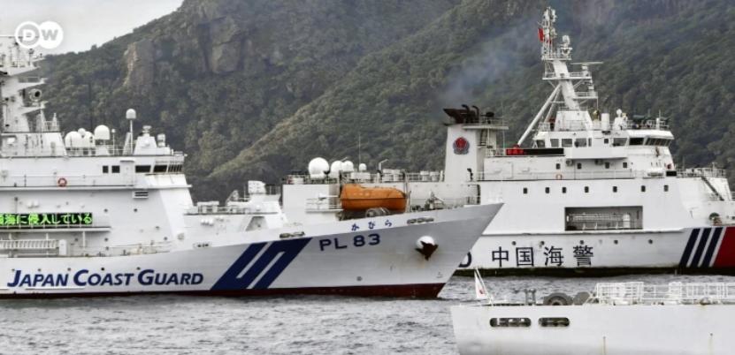 日本的毛病中国不惯着！2025年4月29日清晨，钓鱼岛海域泛起薄雾。五名