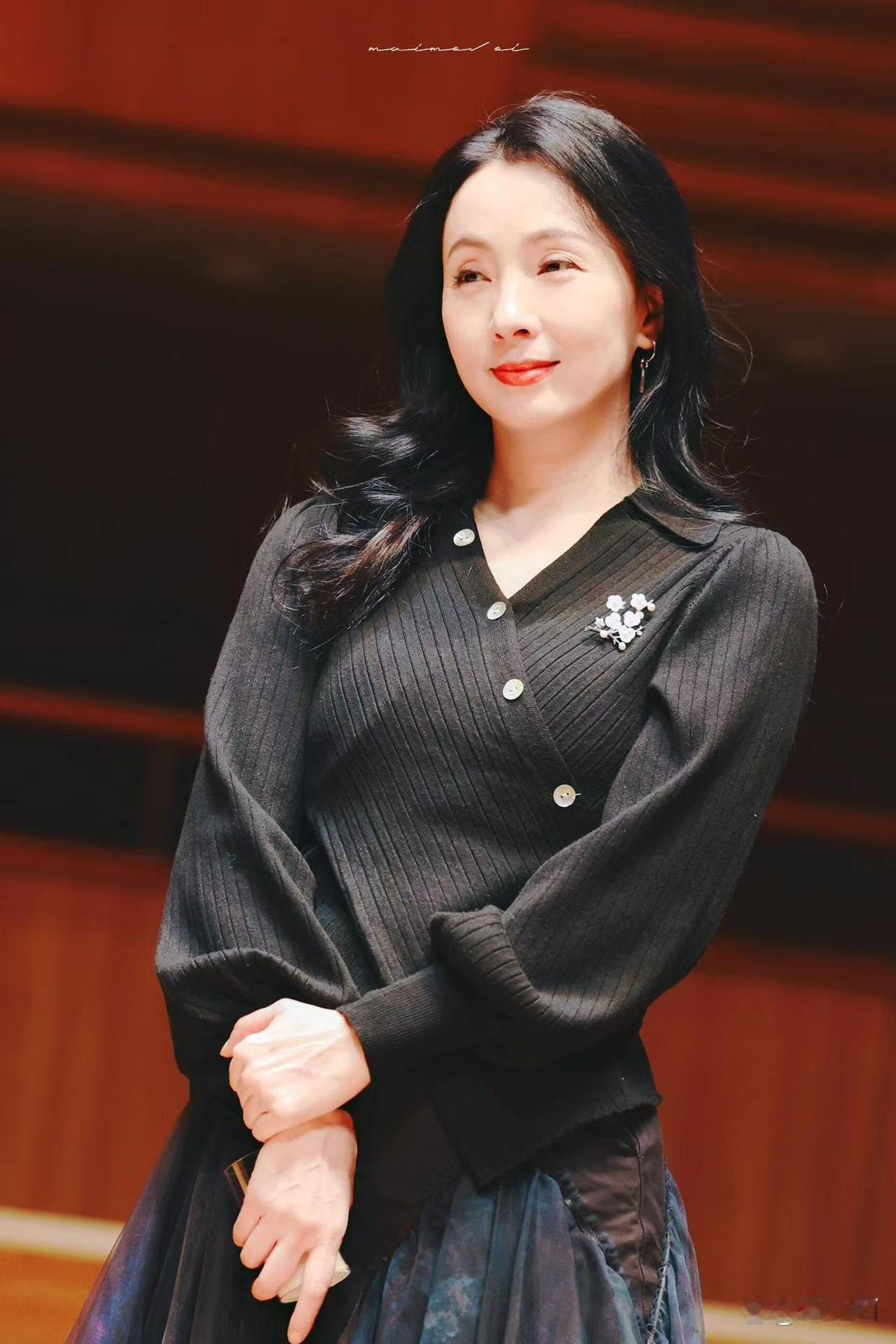 53岁陶虹科技美后大回春！穿黑色针织衫+半身裙好高级，差点认不出！