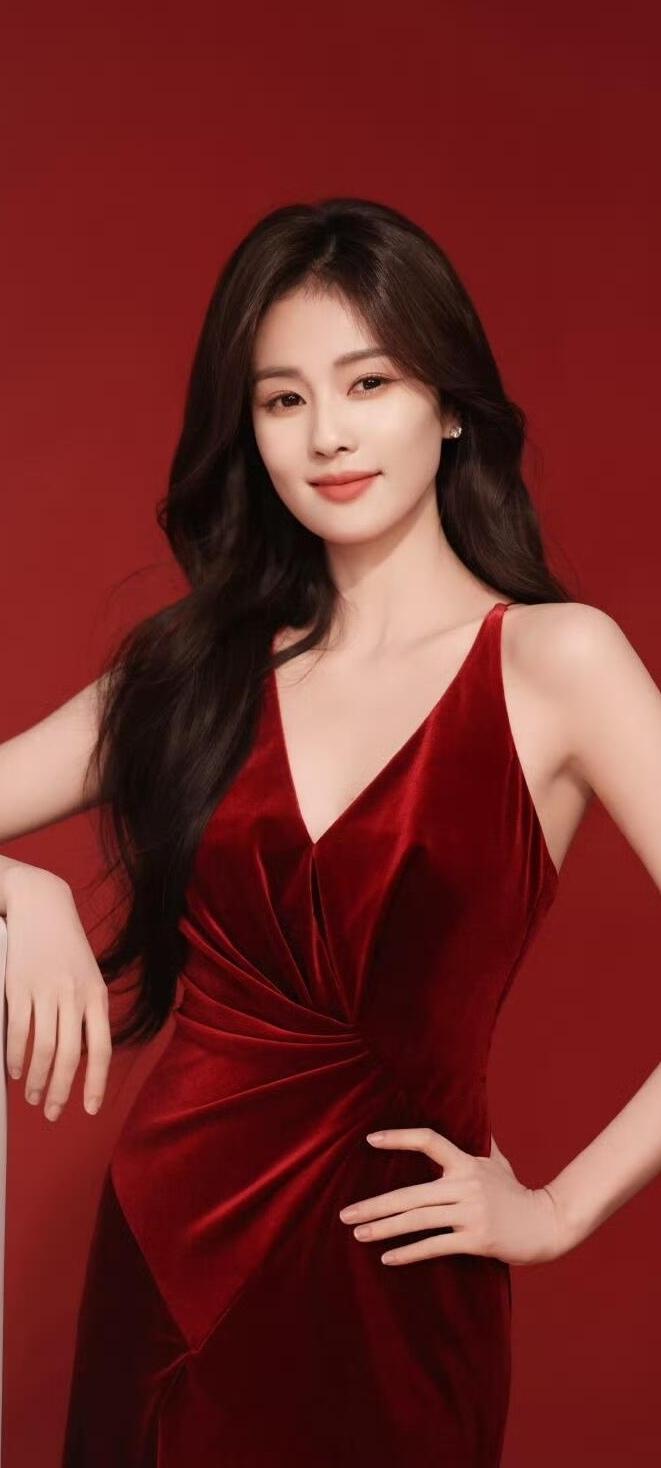 白鹿：优雅红裙，自信绽放，魅力无限！🌹✨