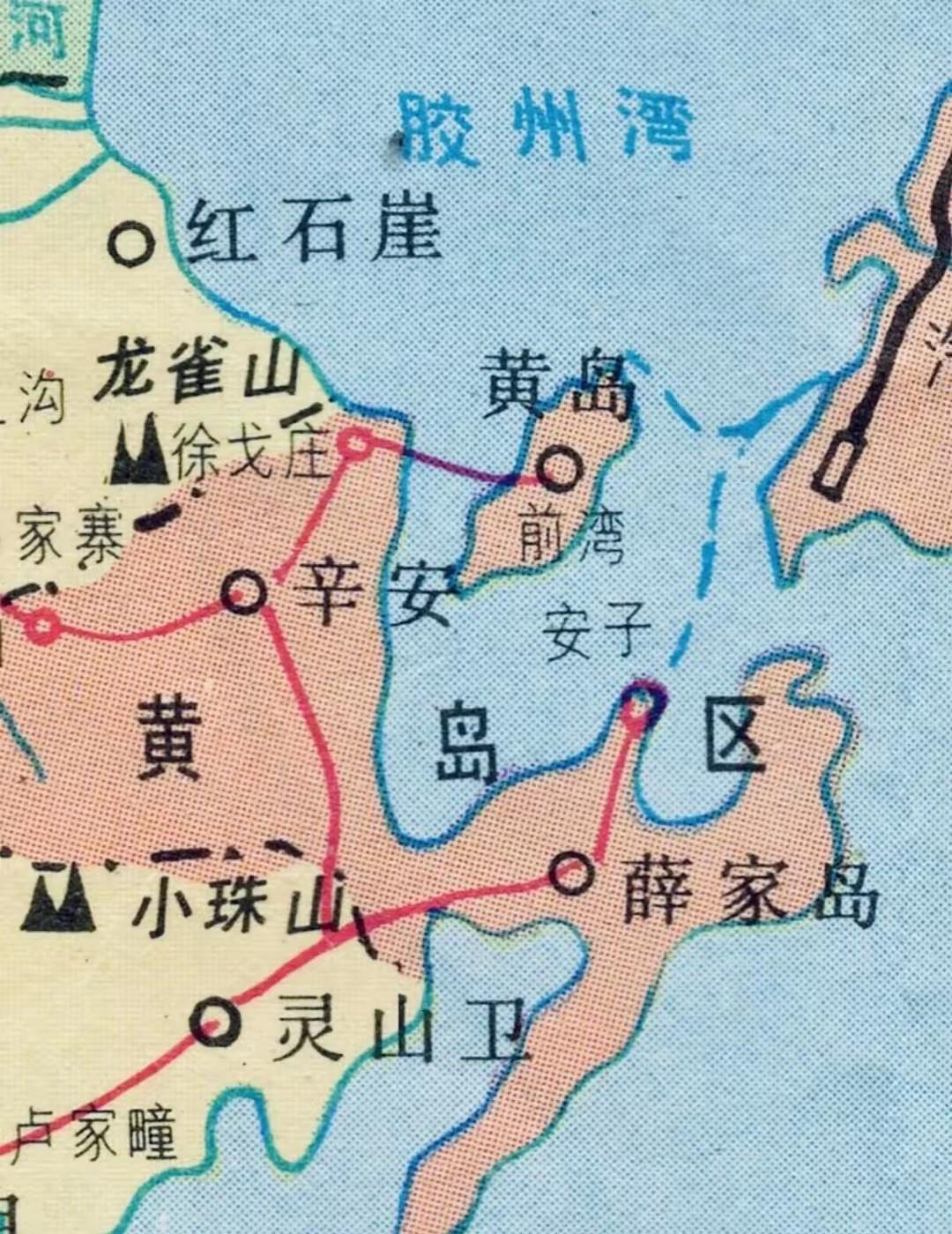 黄岛之前是一座孤岛，1970年，黄岛和周边陆地通过一道大坝才连接起来。再后来又建