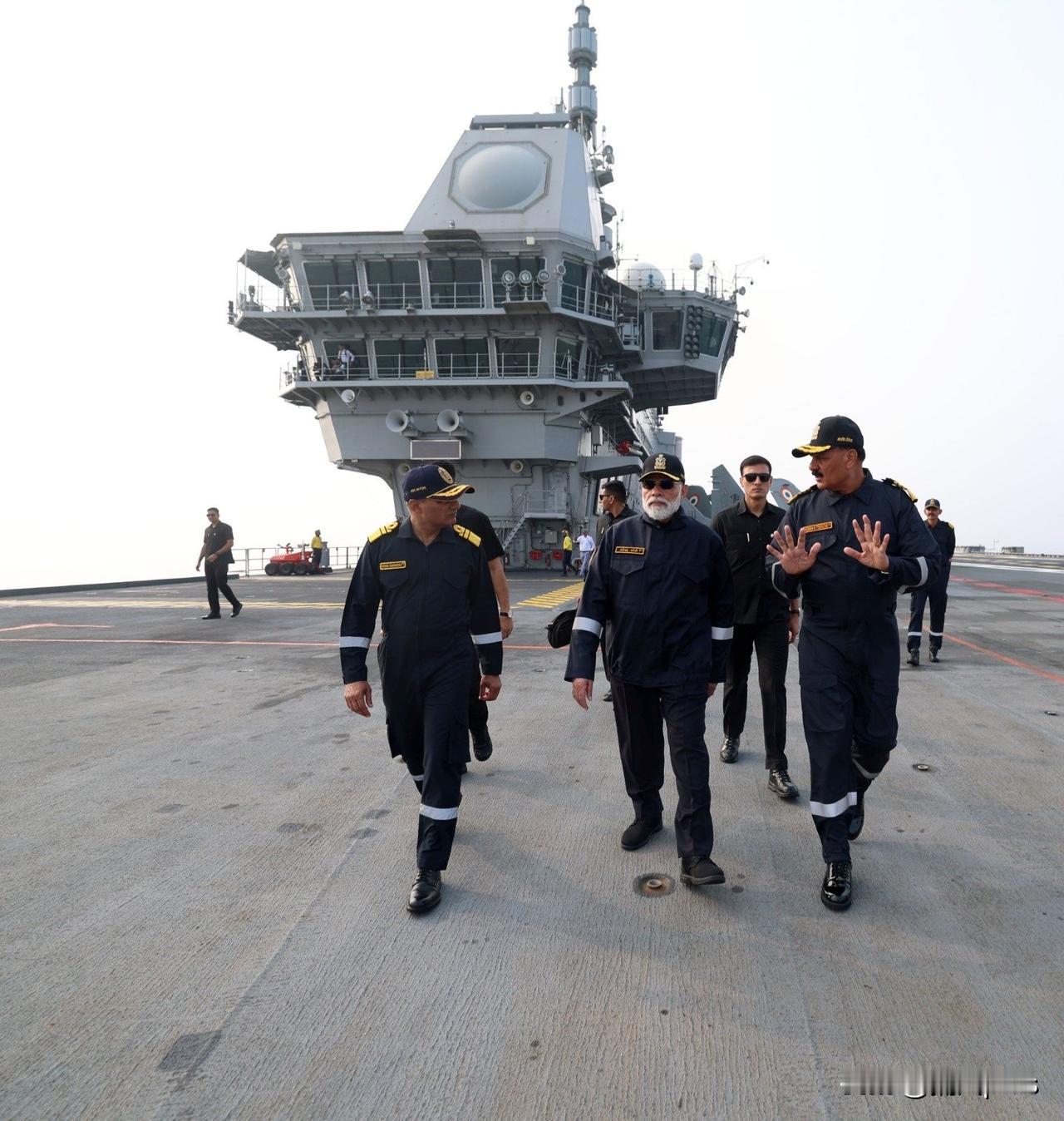 印度总理莫迪登上印度国产航母,大呼这是印度的骄傲。莫迪在维克兰特号航母甲板上拍照