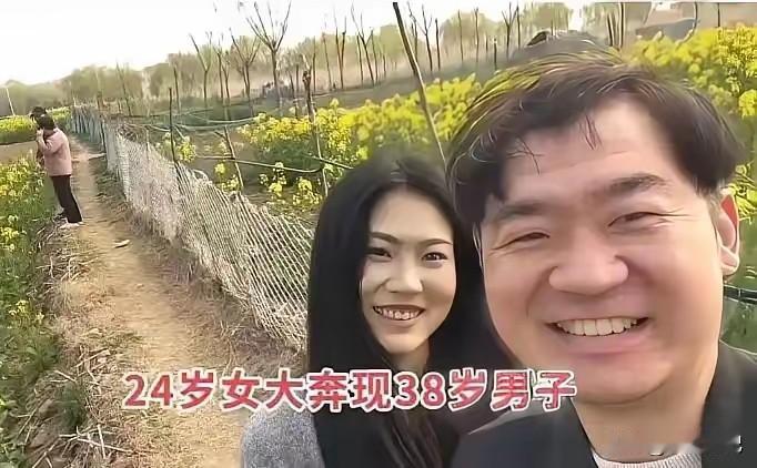 24岁女大学生300块就把自己卖了安徽姑娘，大专毕业，肤白貌美。网聊半个月，