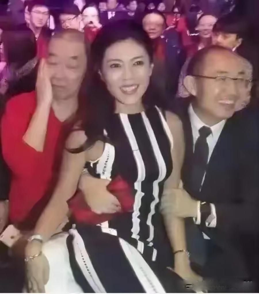和大佬们坐在一起，应该是这个美女最风光的时刻。