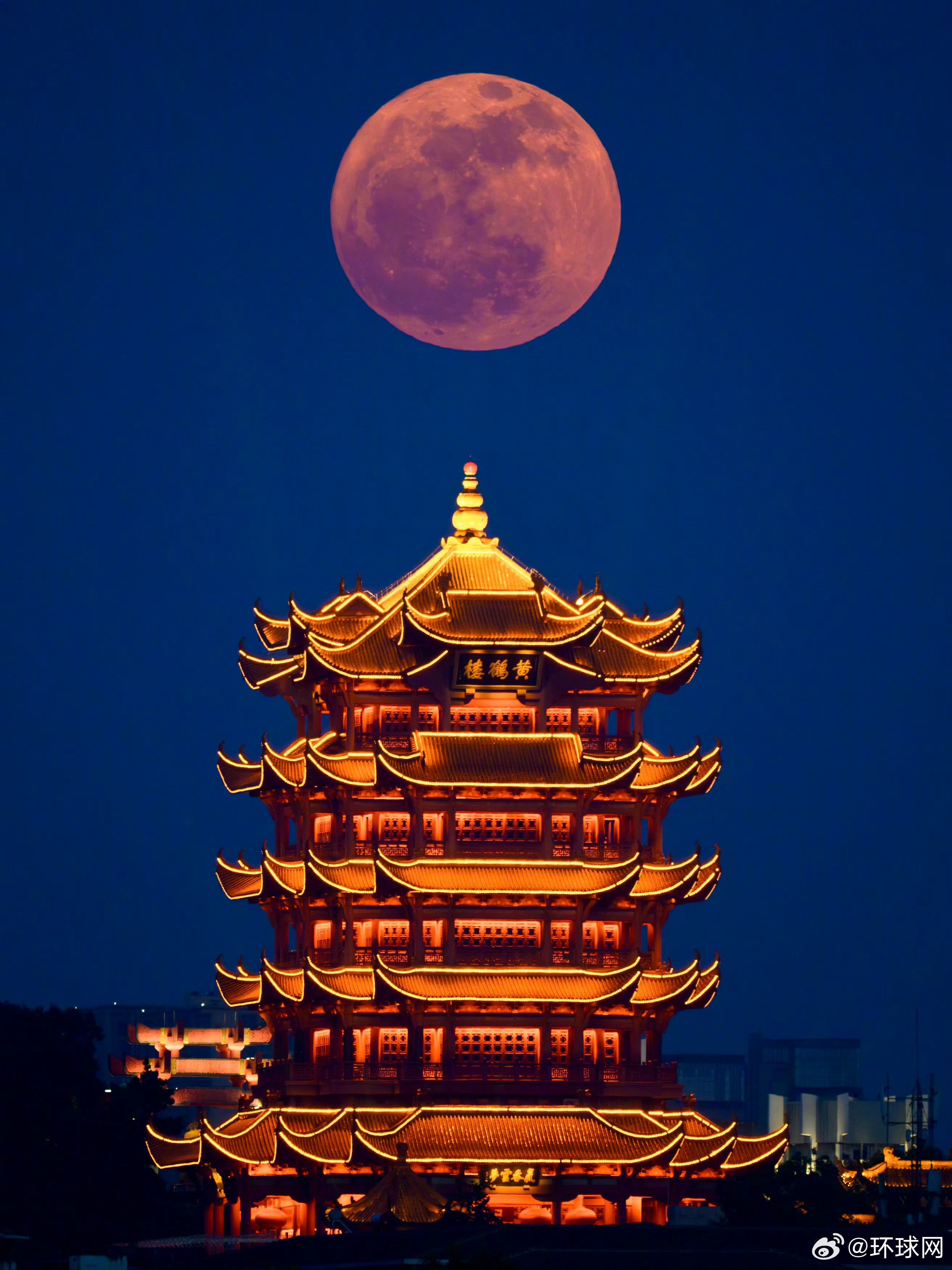 【#送你一组圆月高清壁纸#】今晚#月全食#将现身，你要和谁一起看红月亮？送你一组