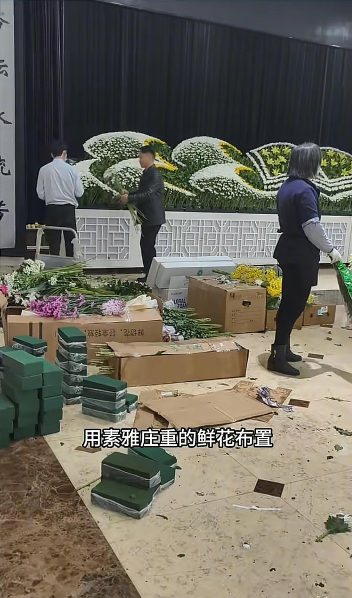 有网友分享了张雪峰老师灵堂的布置，眼泪一下子就绷不住了。满场素雅庄重的鲜花