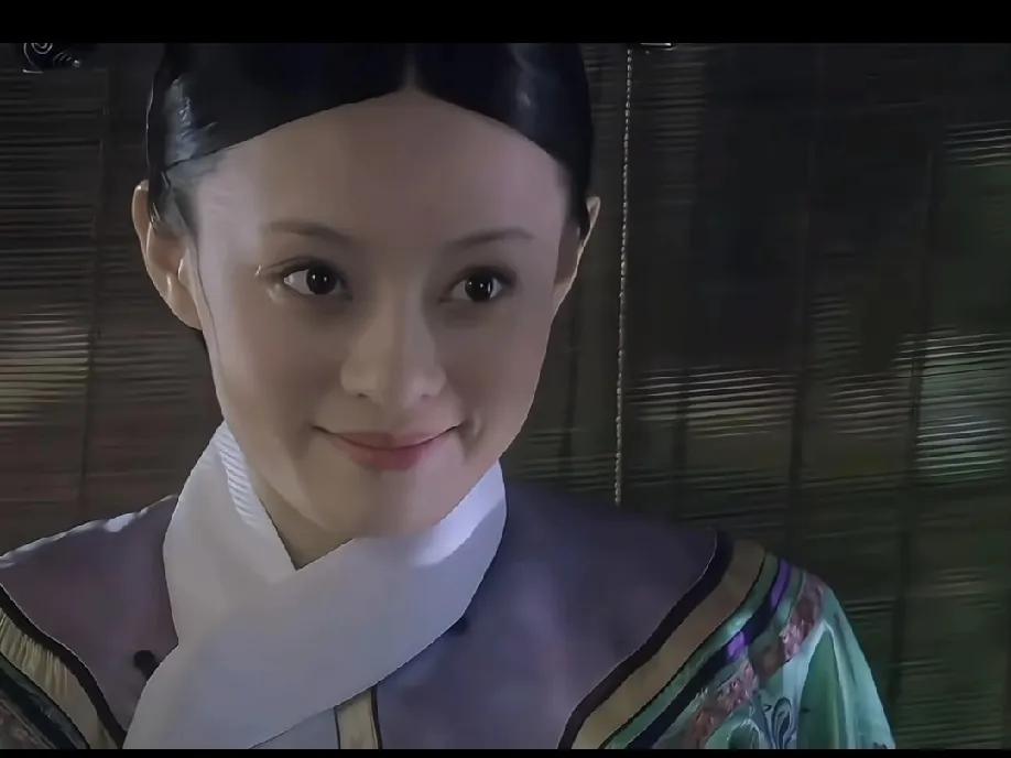 重温甄嬛传里这段戏，还是心动得不行！那日荷塘，本是允礼独自遐想，甄嬛却一身