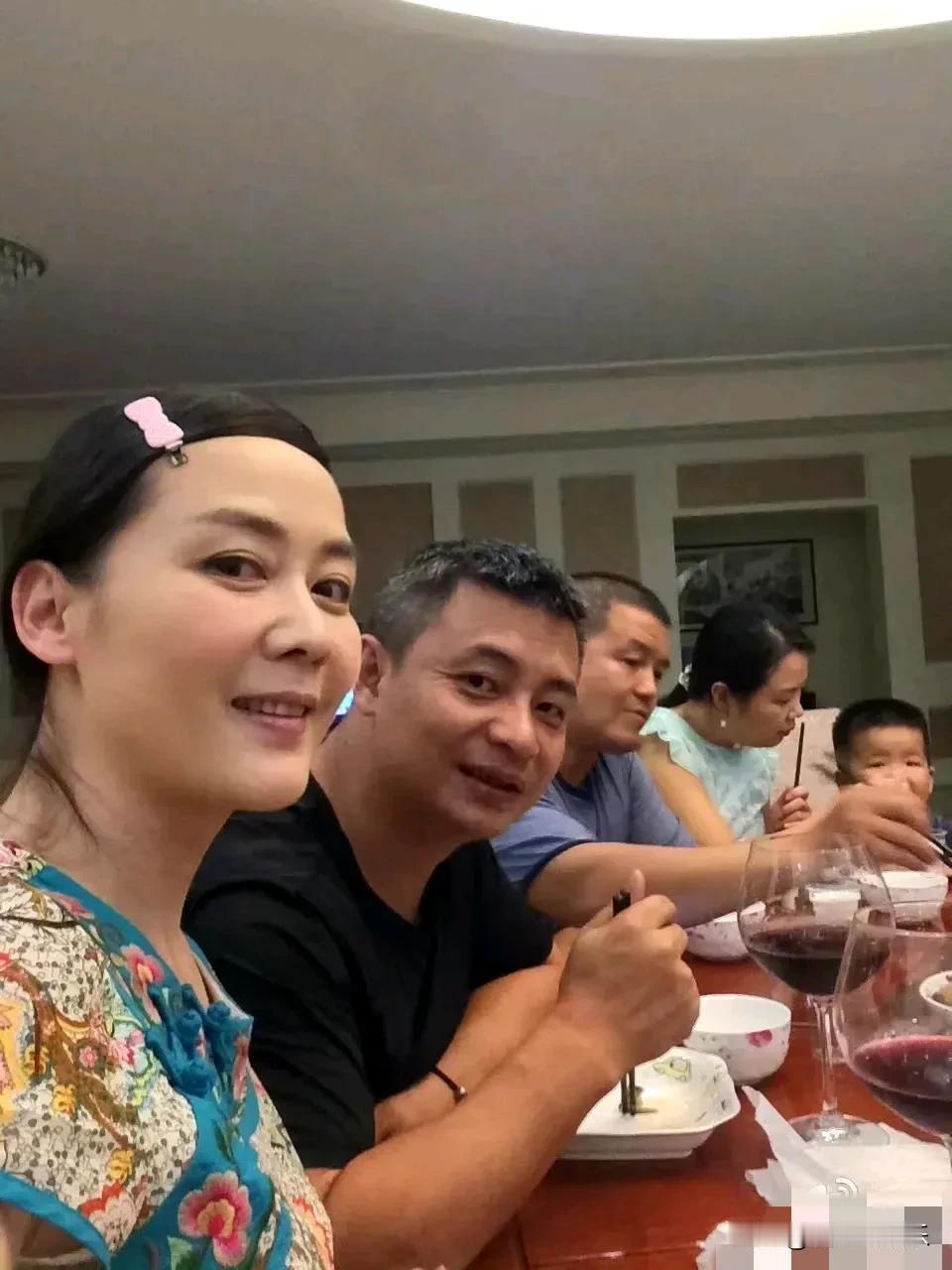 她曾经红极一时，比起江珊、海清都要受欢迎。但后来，她选择定居美国，过上了上流社会