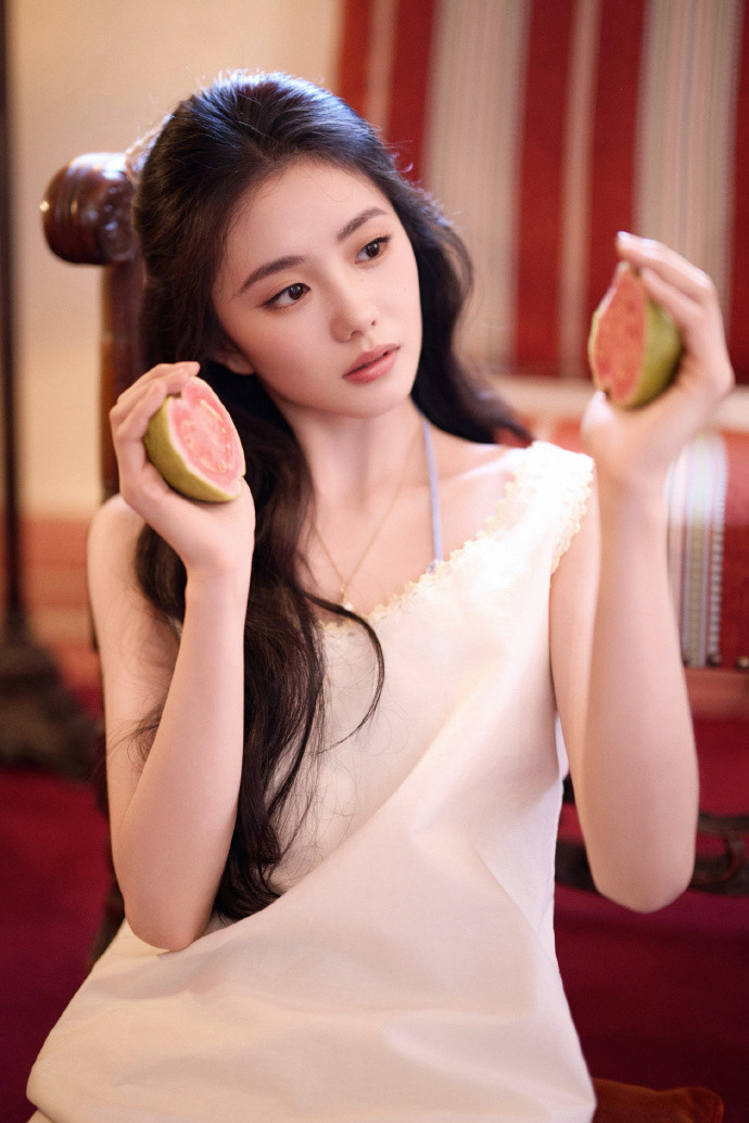 1.李荣浩拍视频会给自己用一点点大眼特效，拉太大参数怕太明显被看出来，拉一点点就