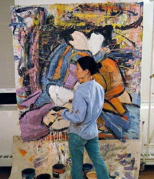 刘玉玲在她的画室里。刘玉玲在好莱坞成名已久，代表作包括“霹雳娇娃”系列，“功夫