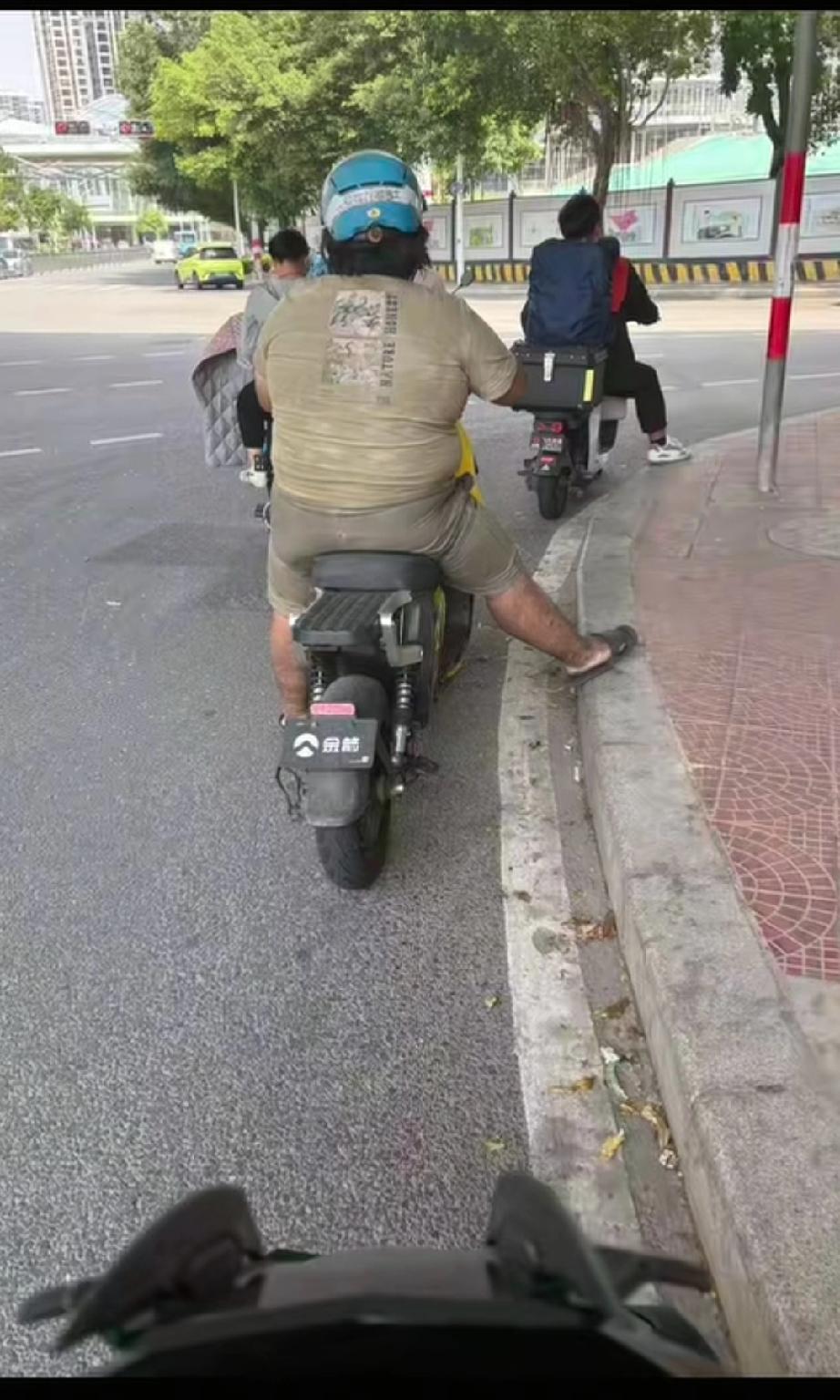 昨天这位外卖员刷屏了，也不知道这位小哥到底多久没洗澡了？他身上的泥子肉眼可见，隔