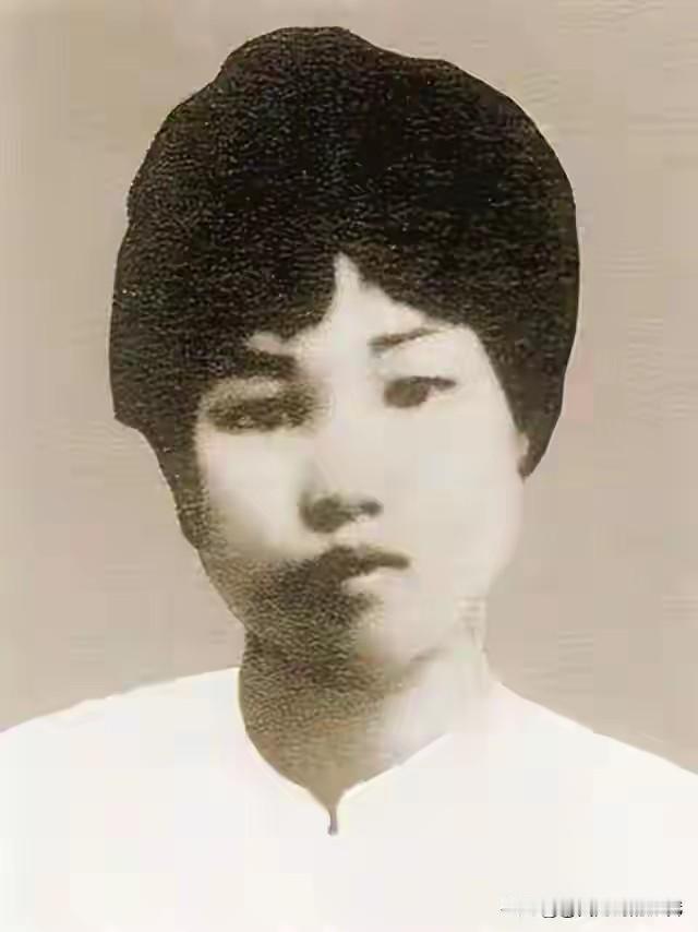 1982年，湖南板仓，一栋老宅的墙缝里挖出一堆蜡纸。拆开一看，全是信。写信的女人