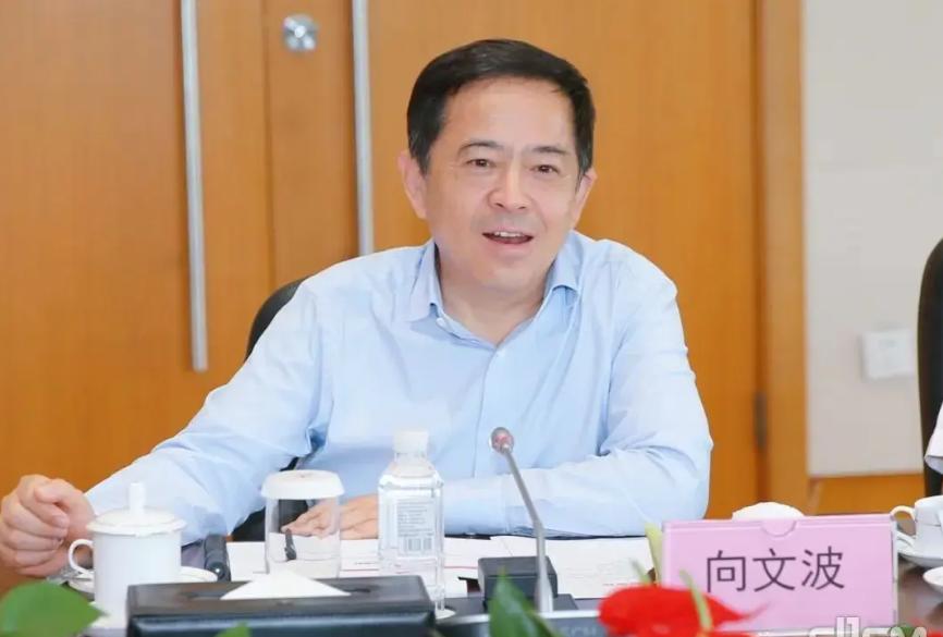 2006年6月，美国金融巨头凯雷出3.75亿美元收购中国徐工机械85%股份，眼看