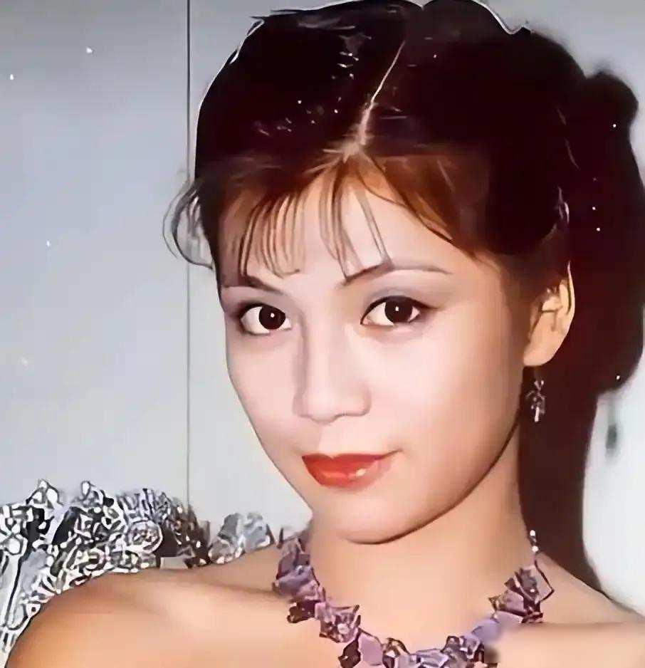 翁美玲已逝41年，死因疑云未散，她最后穿的竟是黄蓉戏服1985年，26