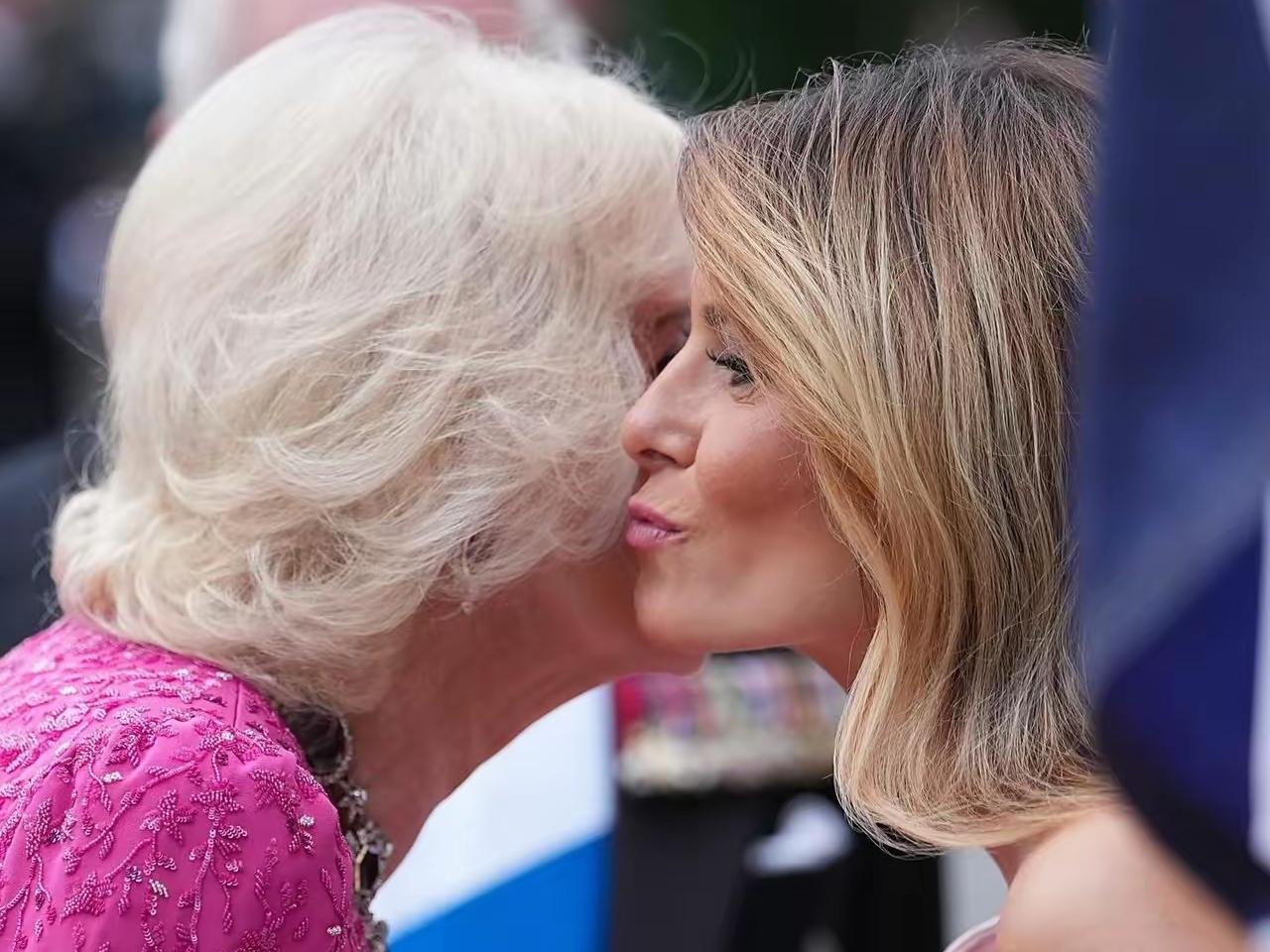 第一夫人梅拉尼娅，那是一点面子都不给卡米拉呀！人家卡米拉去了美国，那是准备的妥