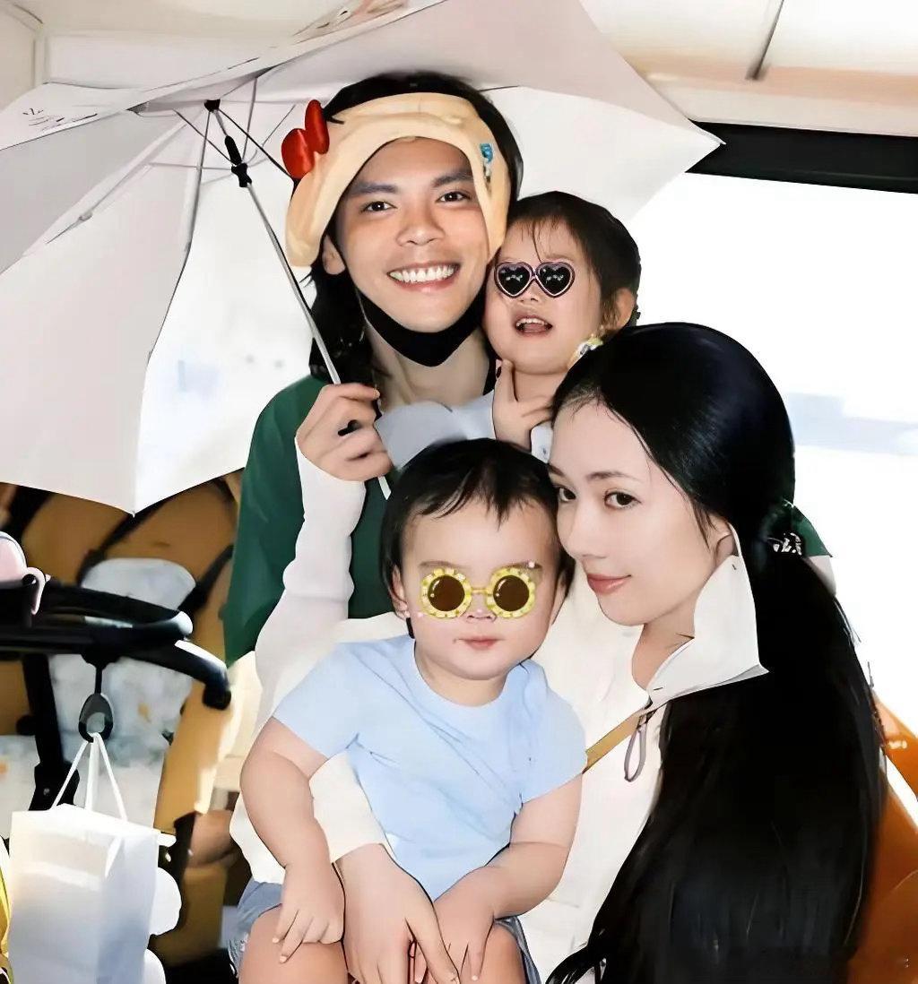 向佐今天发了条带娃日常，直接把评论区看哭了一半人。画面是他左手抱一个右手抱一个，