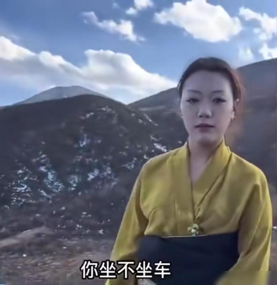 旅游博主王小伙在青藏线遇到一位藏族姑娘她叫嘎妹，嘎妹步行去相亲失败在回家的路上很