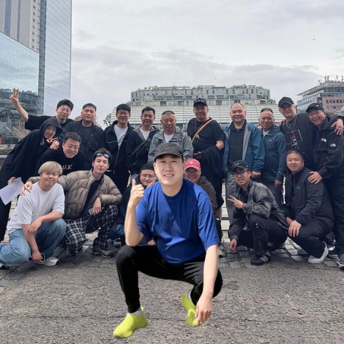张鹤伦清晨发文，晒出了德云社众人在阿根廷游玩的合影照！简单的九张照片，却引起了大