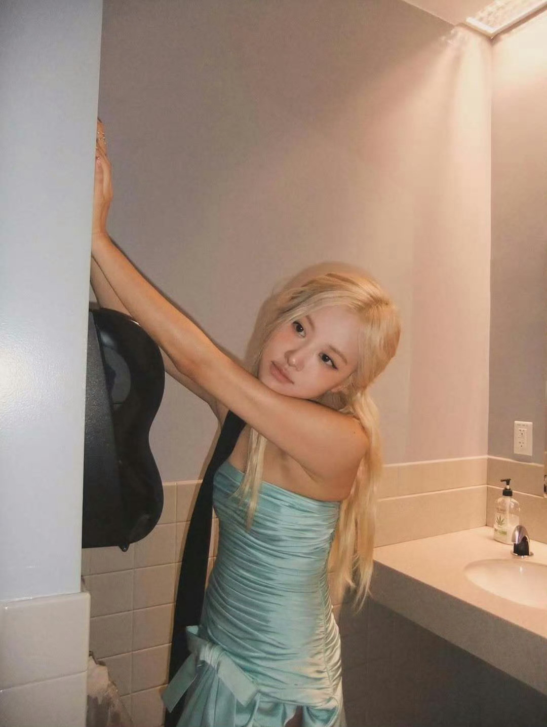 朴彩英ins更新，抹胸蓝裙子大长腿穿搭。朴彩英