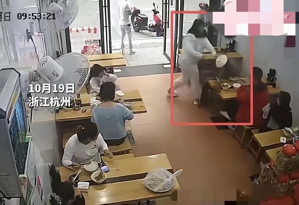 杭州面馆那事儿看得人血压飙升！就因为凳子挪了半拳，女子居然把滚烫的热汤面直接扣在