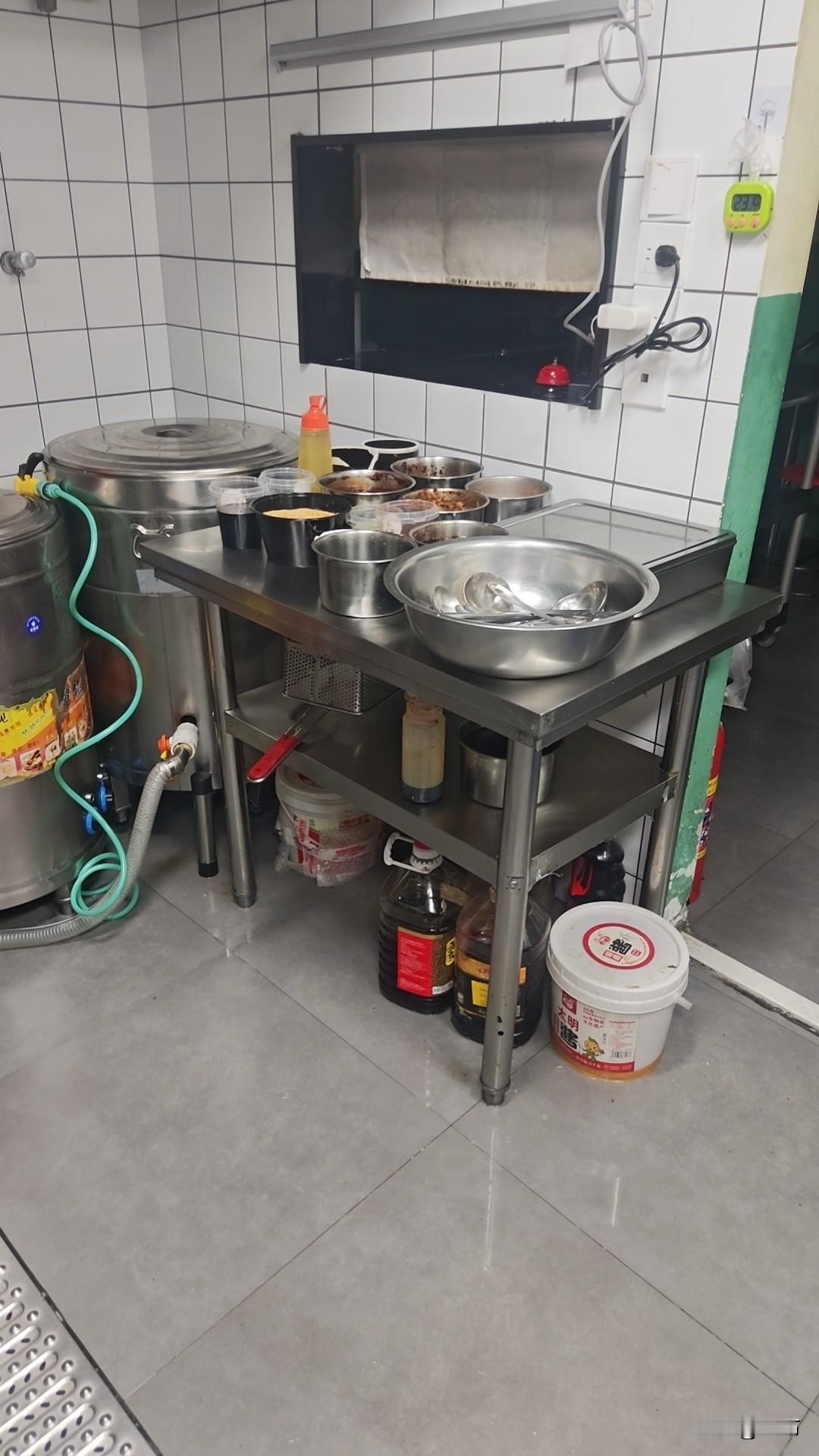 没有退休金的老年生活到底有多可怕。昨天，米线店来了一个河南的阿姨接替我的工作，