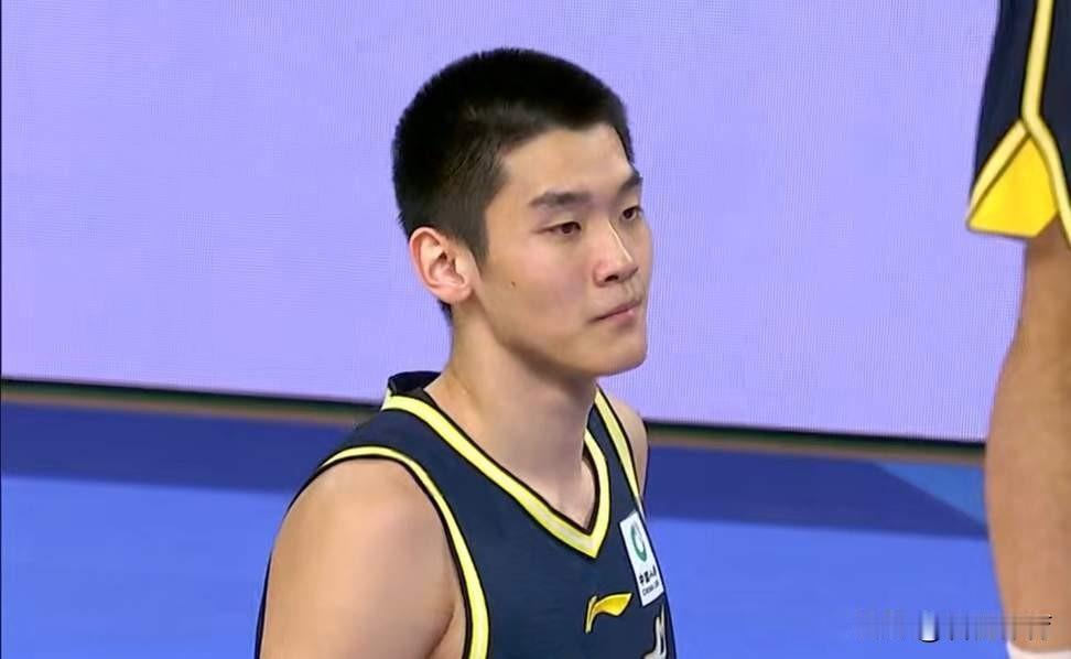 杜锋新一任爱将！15分8篮板3助攻，这是连续两场首发的王洪泽交出的数据，这个能力