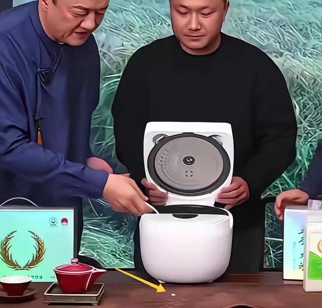 近日一粒掉在桌上的米，又让李亚鹏又一次成了焦点。在他最近一场带货五常大米的直