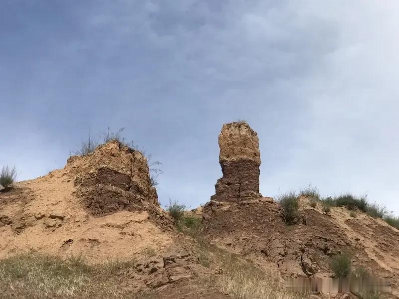 2014年，考古队在甘肃金塔县居延遗址挖开一座汉代烽燧。沙土下面压着一具遗骸，趴